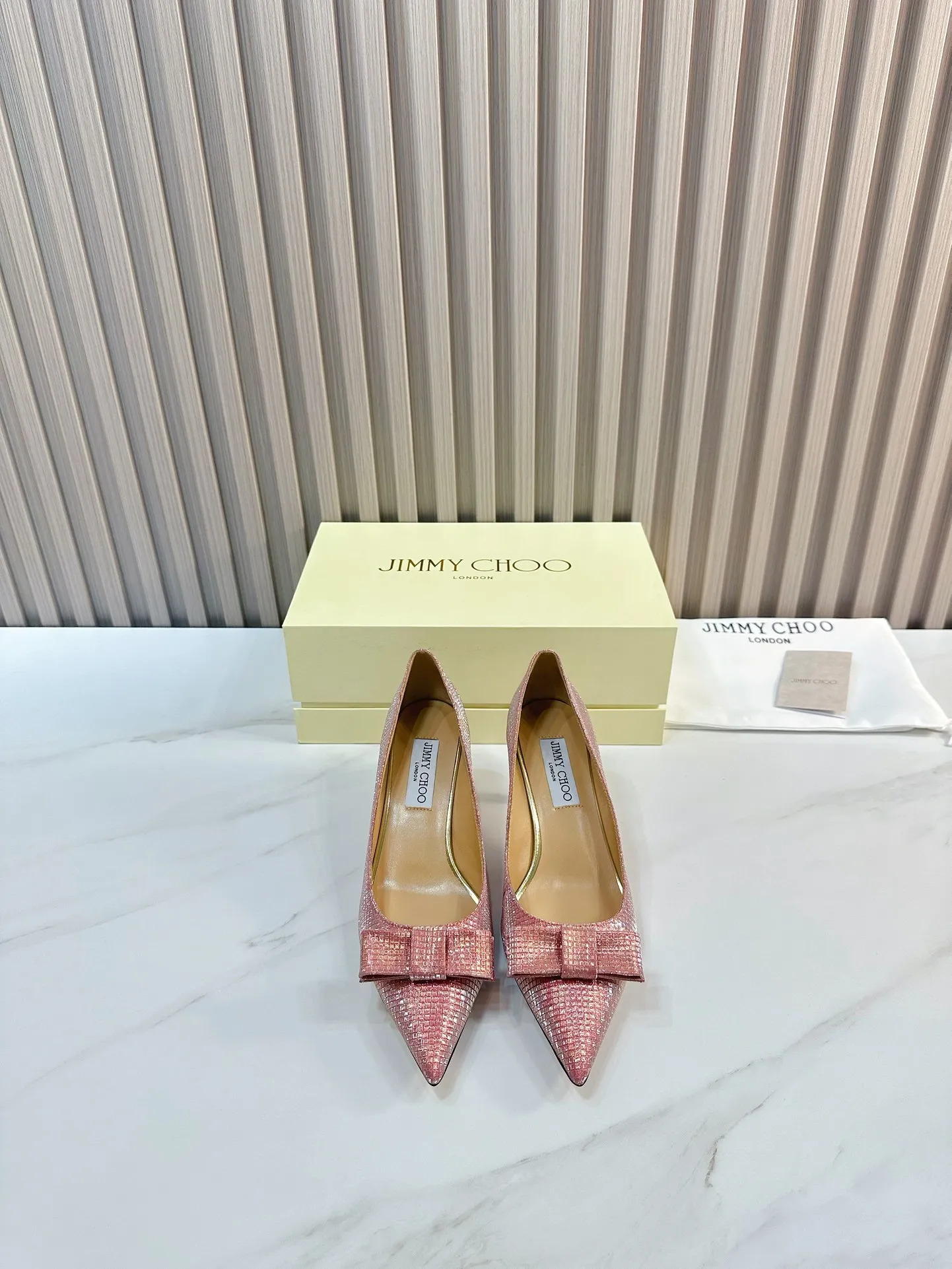 👟👟Ex-factory price 620👟👟 JIMMY CHOO (Jimmy CHOO) 💝💝💝 is a very comprehensive noble fashion lifestyle brand, with a series of women's high-heeled, medium-heeled, flat-heeled sandals with the same straps from major fashion bloggers and celebrities in Hong Kong and the United States.  The Australian pointed toe, round toe and square toe series are simply beautiful. Fall in love with elegance and playful sense of the future. Just by looking at them, you want to own them immediately, but you can really think about a pair of exquisite high heels~~~~~~~~~~~~~~~~~ 💝This series is specially designed for extraordinary and indifferent ladies, thus creating a unique overall effect, Jimmy Choo Design products that inspire women to move forward and show their charm💝💝💝 1⃣️Material: Imported cowhide 2⃣️Inner: Imported Italian lambskin, super soft and delicate 3⃣️Outsole: Imported Italian original original color genuine leather outsole Heel height 6.5 4⃣️Code number: 35 to 39 (34, 40, 41 customized)